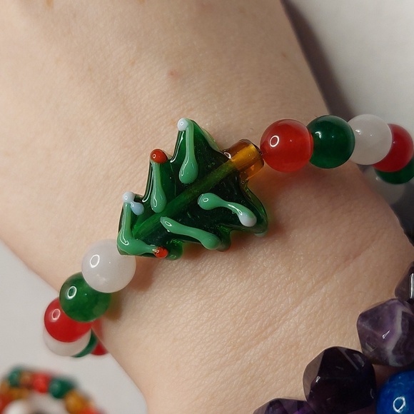 Christmas Tree. Red Jade/White Jade/Green Jade round stone bead bracelet - Picture 2 of 4
